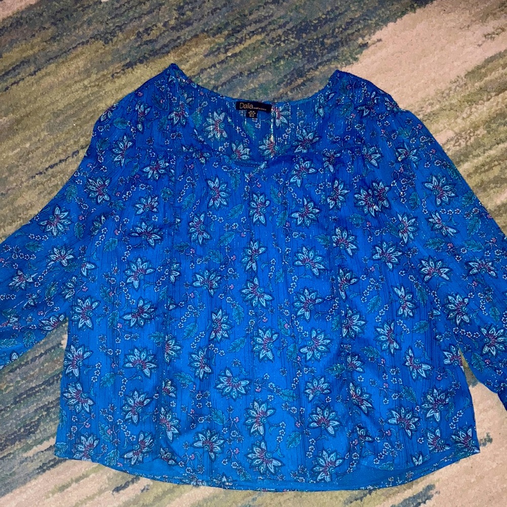 💰2/$15💰Flowered blouse💙